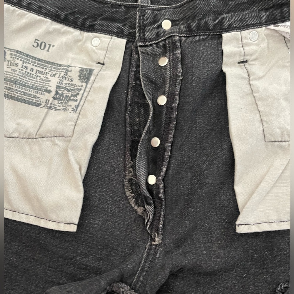 LEVI’S SHORTS - Picture 3 of 9